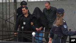 Privođenje osumnjičenog učenika ispred škole nakon pucnjave, Beograd, 3. maj 2023.