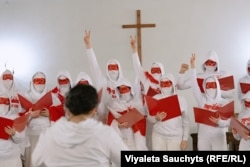 Bjeloruski slobodni hor u egzilu nastupa u Evangelističkoj reformiranoj crkvi u Vilniusu 25. marta povodom obilježavanja 106. godišnjice proglašenja nezavisnosti njihove zemlje.