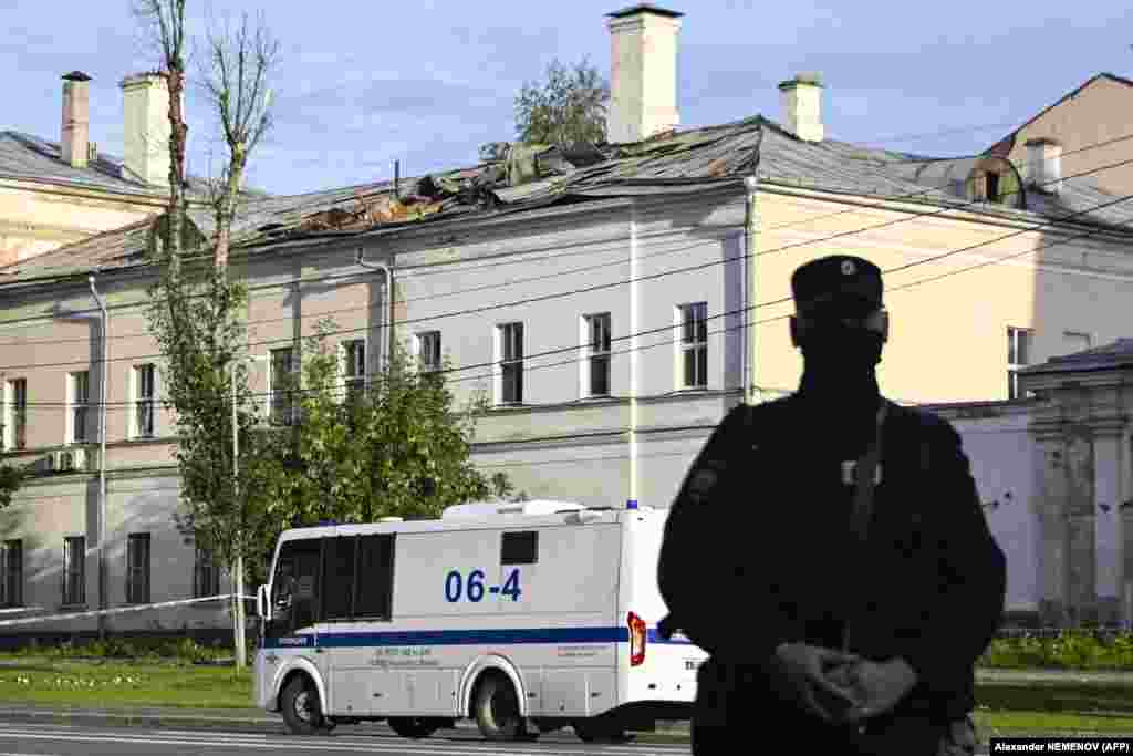 Оштетен покрив на објект во Москва. &nbsp;