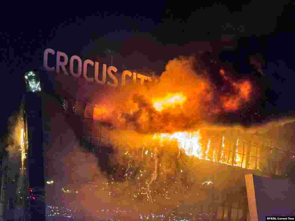 Ndërtesa e sallës së koncerteve Crocus City Hall e përfshirë nga flakët.