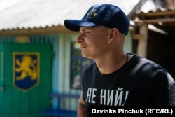 Илја Марјан, шеф на кампот, носи маица со нејзиниот слоган „Не лелекај!“