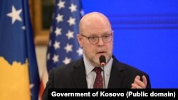Ambasadori amerikan në Kosovë, Jeffrey Hovenier.