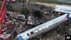 Остатоци од вагоните по железничката несреќа крај Лариса. 