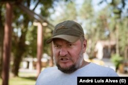 Volodimir Rîbalkin, acum șeful administrației civile-militare din Sviatohirsk, a luat parte la eliberarea orașului. „Lavra ar vrea să fie stat în stat, dar noi suntem la conducere aici”, spune el.