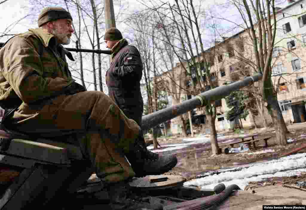 Во Бахмут имаше околу 70.000 жители. Сега таму се процнува дека се останати меѓу 1.000 и 5.000 цивили, главно стари, болни и немоќни.