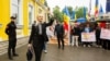 Marina Tauber salută mulțimea din fața Curții Constituționale, în timp ce magistrații examinau scoaterea în afara legii a Partidului Șor. 