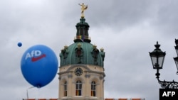 Balon sa logom njemačke krajnje desničarske stranke Alternativa za Njemačku (AfD) u Berlinu 24. septembra 2021.