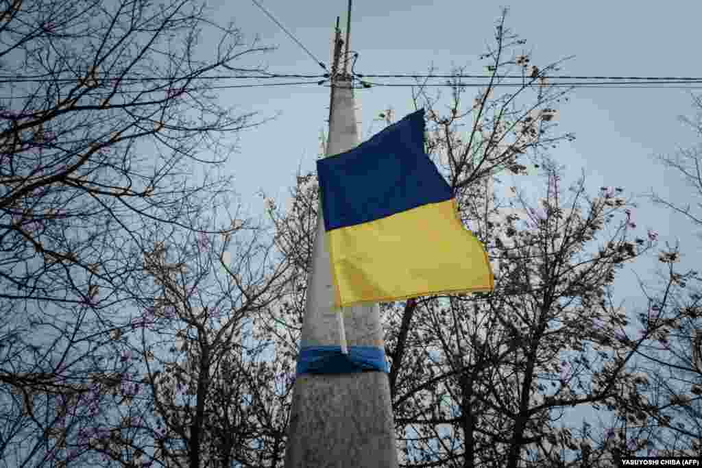 Steaguri ucrainene albastre și galbene flutură acum în Kupiansk, după ce au fost interzise anul trecut, sub ocupația rusă. Localnicii spun că au fost forțați să picteze podurile în culorile roșu, alb și albastru ale steagului rusesc. De atunci, acestea au fost vopsite în albastru și galben. Oleksandr Timoșenko își amintește de restricțiile de pe vremea când rușii controlau orașul. „Erau puncte de control rusești peste tot. Nu te lăsau să părăsești orașul, dar civilii erau cruțați”, a spus el.