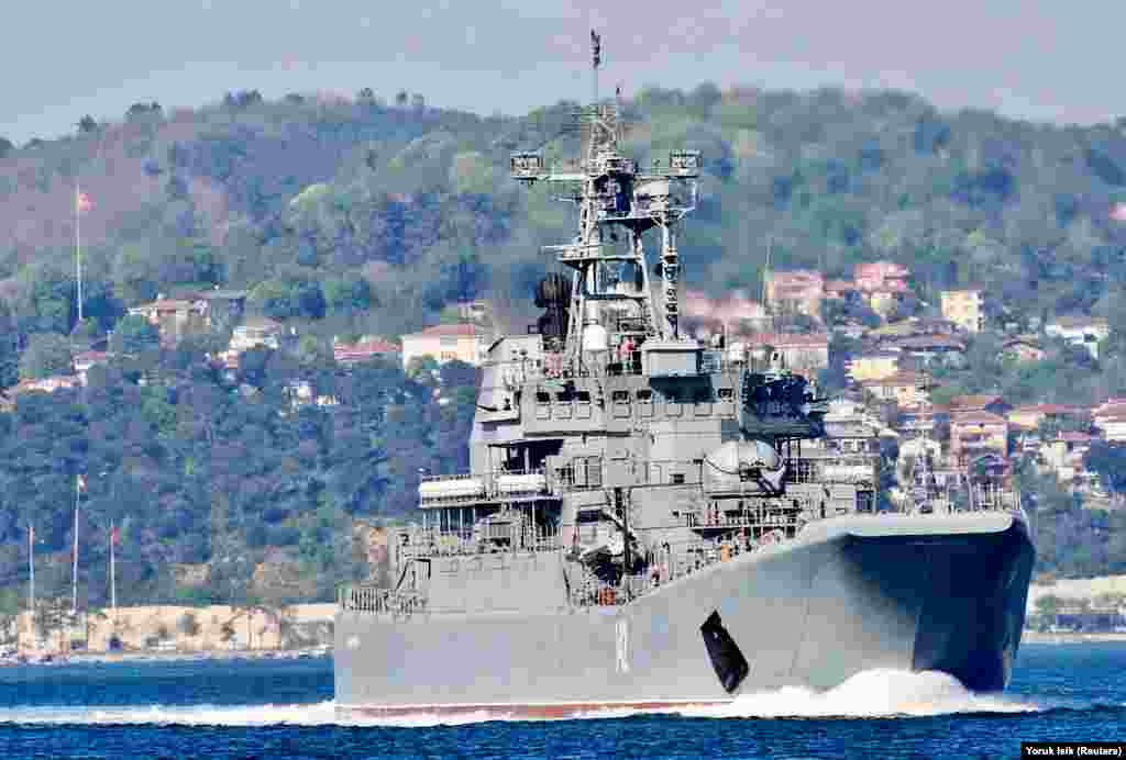 Nava Novocerkassk, fotografiată în mai 2021, în timp ce naviga pe Bosfor. Ministerul rus al Apărării, citat de agenția de presă Interfax, a declarat că Ucraina a folosit rachete lansate din aer pentru a ataca portul Feodosia din Crimeea. &nbsp;