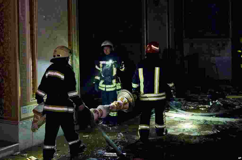Pompierii ucraineni au salvat unele bunuri rămase intacte în interiorul bisericii. 