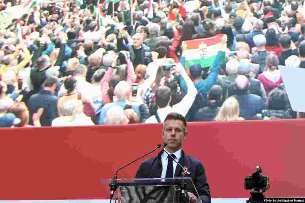 Magyar Péter március 15-i beszéde közben Budapesten. Ünnepi nagygyűlést szervezett és beszélt is az egybegyűltekhez Varga Judit volt férje, a Diákhitel Központ volt vezetője, aki a kegyelmi ügy által került reflektorfénybe. A rendezvényen bejelentette egy új, „az Orbán–Gyurcsány-rendszert” meghaladó párt létrehozását