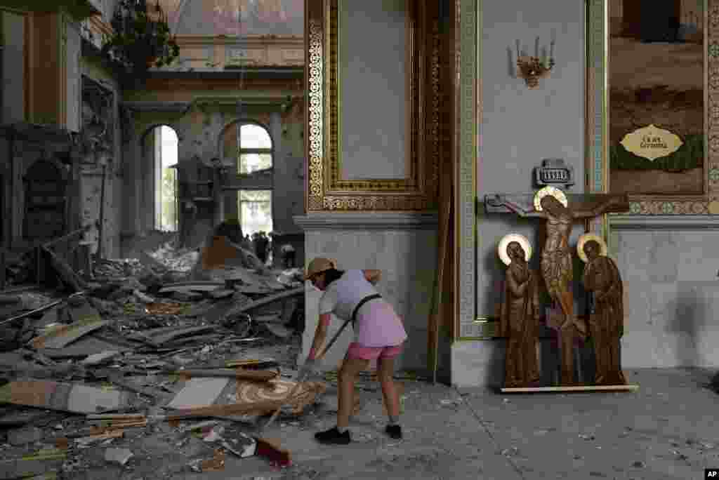 Arhidiaconul catedralei din centrul istoric al oraşului Odesa, Andrii Palciuk, a deplâns distrugerea „masivă" a bisericii.
