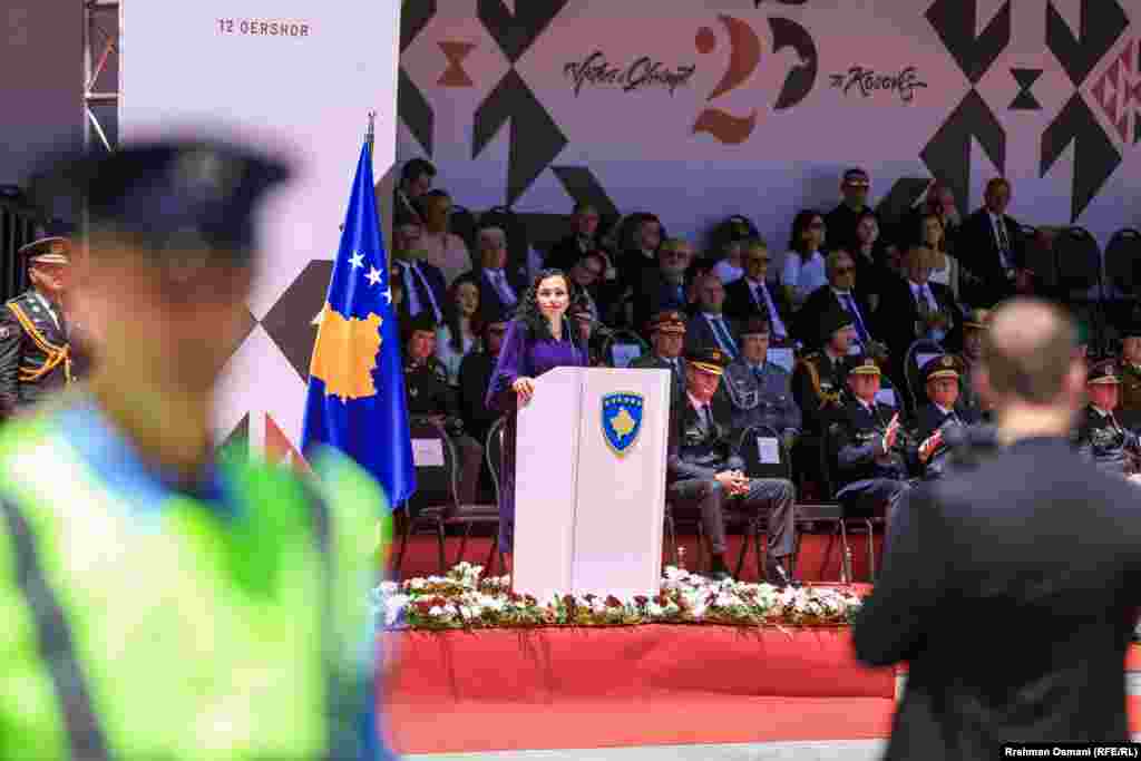 Presidentja e Kosovës, Vjosa Osmani, tha se pjesëtarët e FSK-së dhe të policisë së Kosovës “janë forca të paqes dhe në mbrojtje të paqes”. Osmani tha se ata “do të jenë sot e përjetë në mbrojtje të lirisë”.
