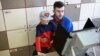 Un bărbat își votează pe un aparat de vot în timpul alegerilor parlamentare de la Sofia din aprilie.