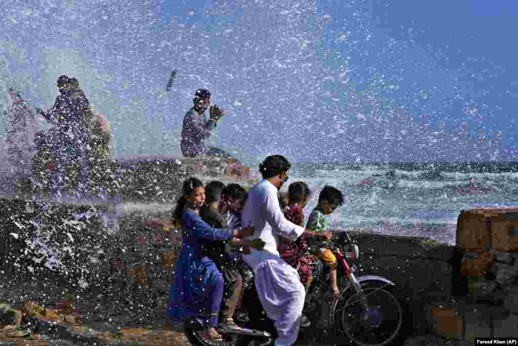 Valuri spărgându-se de falezele Mării Arabiei în Karachi, Pakistan.