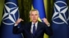 Єнс Столтенберґ наголосив, що «всі б хотіли швидкого миру». Але, на його думку, «якщо українці припинять боротьбу, то програють Росії».