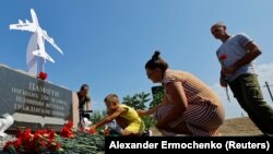 Мэмарыяльны знак на месцы катастрофы ля вёскі Грабава Данецкай вобласьці. Тэрыторыя, акупаваная Расеяй