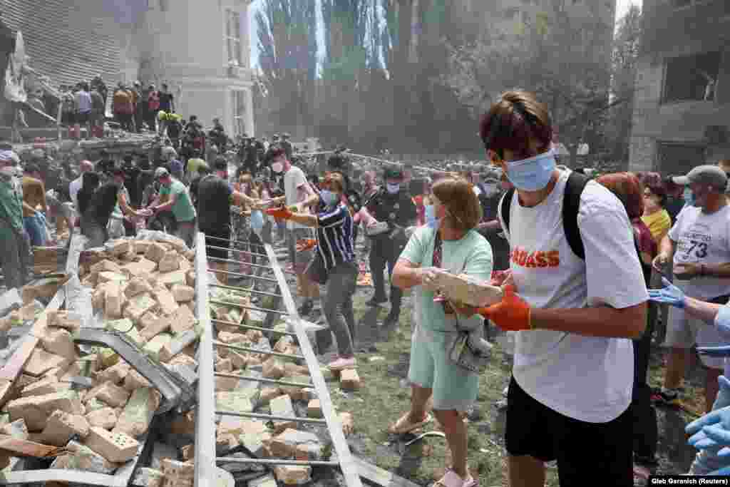 Cetățenii Kievului s-au strâns în curtea spitalului și ajută la înlăturarea molozului.&nbsp;