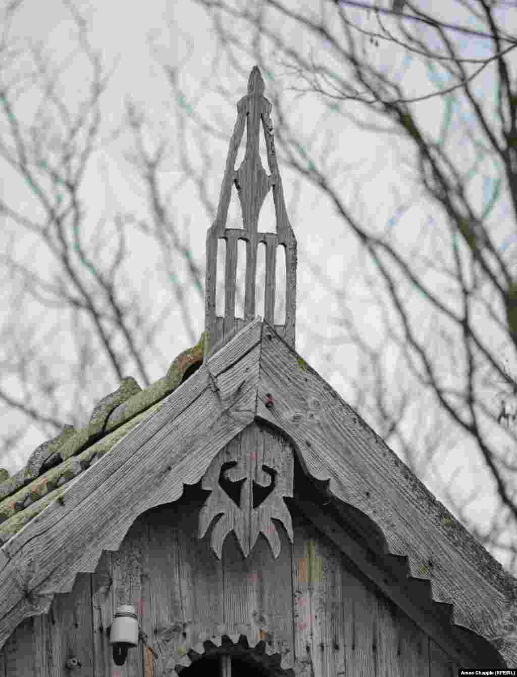 Casele, spune Anatolivetci, au fost construite de echipe care, în timpul procesului de construcție, puneau o cruce simplă de lemn pe frontispiciu pentru a binecuvânta proiectul. După ce casa era terminată, o „suliță” mai elaborată, sculptată de un meșter local, lua locul crucii.