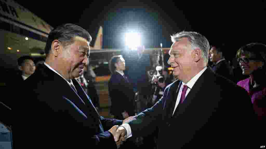 A kínai államfőt Orbán Viktor miniszterelnök köszöntötte a Liszt Ferenc repülőtéren. Az ázsiai állam vezetője 2024. május 8-án estétől háromnapos hivatalos látogatást tesz Budapesten