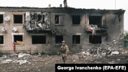 Украински полицаец во градот Вовочанск, Харкивска област. 13 мај 2024 година.