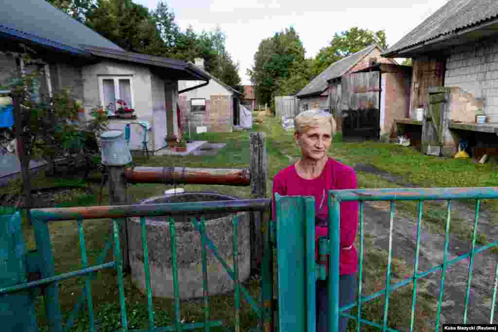 În Kolpin-Ogrodniki, Agata Moroz lăcrima spunându-le jurnaliștilor de la Reuters: „Toată lumea zice că se va întâmpla ceva, că se va întâmpla ceva cu siguranță". „Mi-e teamă. Am un fiu în armată. Este un militar. Sunt îngrijorată pentru el. Am nepoți. Am un soț cu handicap. Cel mai mult îmi fac griji pentru ei”, a mai spus Agata.