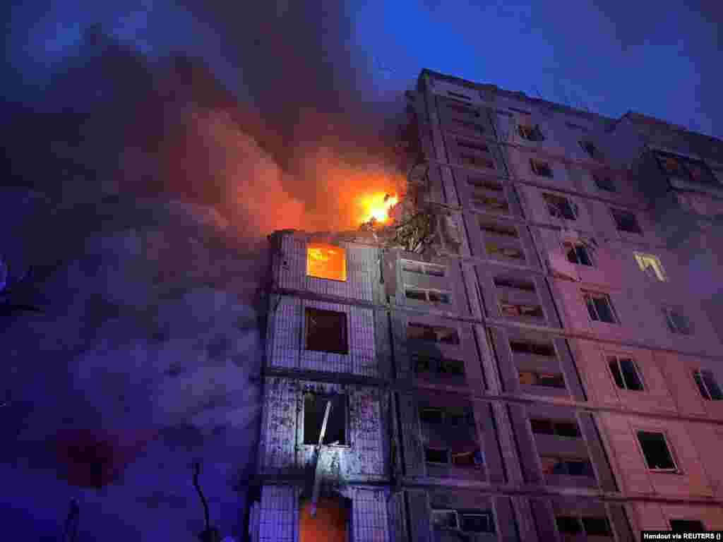 Un bloc din Uman arde după un atac cu rachete rusești care a avut loc în dimineața zilei de 28 aprilie. &nbsp;Potrivit guvernatorului regional Igor Tabureț, clădirea de nouă etaje a fost lovită de două rachete de croazieră care au omorât cel puțin 10 persoane, inclusiv doi copii. &nbsp; 