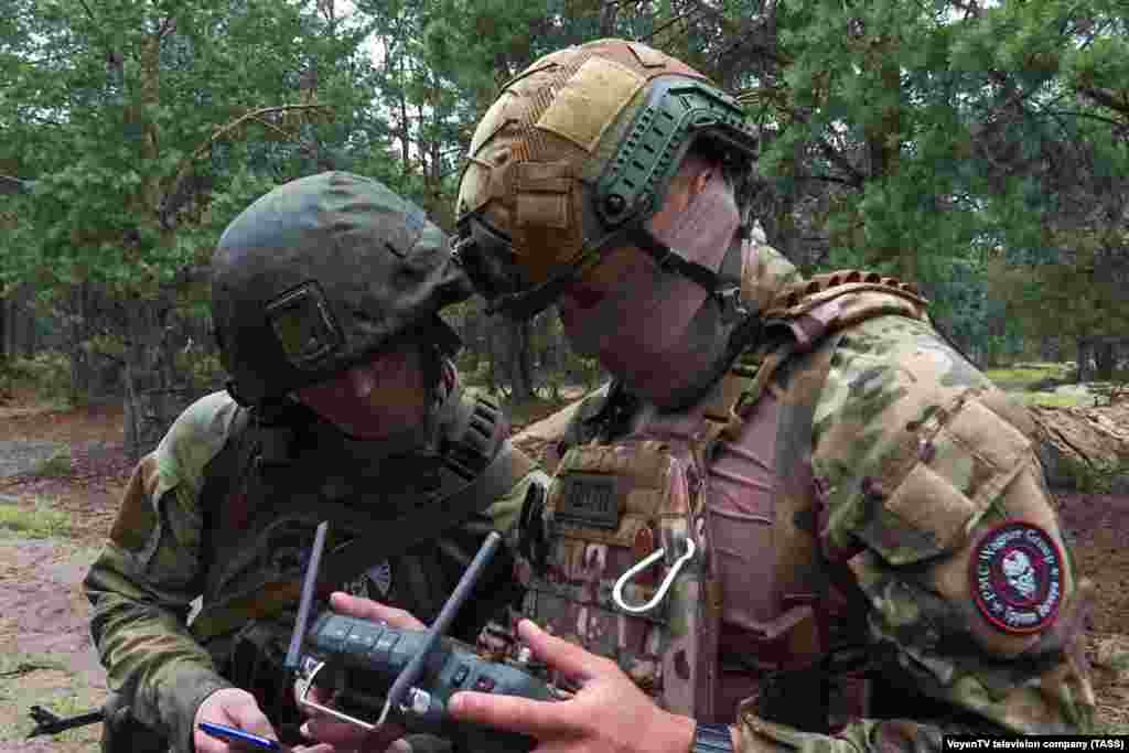 Această imagine, care înfățișează un luptător din grupul de mercenari Wagner din Rusia pilotând o dronă în regiunea Brest din vestul Belarusului, este una dintre numeroasele imagini publicate de presa din Belarus și Rusia pe 20 iulie.