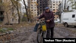 Un om merge printre blocurile avariate din orașul Avdiivka, Fotografie făcută pe 17 octombrie 2023. 