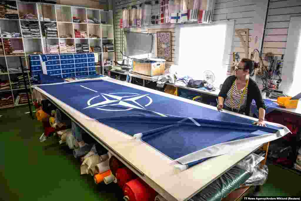Croitoreasa Tove Lycke lucrează la un steag NATO într-un atelier din apropiere de Stockholm, Suedia. Suedia a aderat oficial la NATO pe 7 martie, la doi ani după ce a depus cererea de aderare la alianța militară, în urma invaziei Rusiei în Ucraina din 24 februarie 2022. &nbsp;