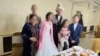 "Орусияга кайра барбайм".
Согуштан качкан Вадим Чүйдөн сүйүүсүн тапты