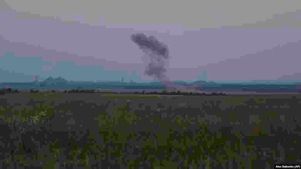 În depărtare, fumul bombardamentelor rusești în apropierea frontului de lângă Bahmut. Forțele rusești au trecut la ofensivă de-a lungul unor secțiuni ale frontului de est, a declarat Maliar. &bdquo;Înaintăm în zona Bahmut, în timp ce inamicul continuă să atace în direcția Liman, Avdiivka și Mariinka&quot;, a declarat ea