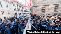 Horgászbotra tűzott zászlóval a kezében a tüntetés fő gyanúsítottja, egy volt főnyomozó a Karmelita kolostor előtti tüntetésen 2023. május 3-án