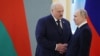 Președintele Aleksandr Lukașenko a anunțat că Rusia a început transferul de arme nucleare tactice în Belarus, după o întâlnire pe care ar fi avut-o cu Vladimir Putin. Imagine cu caracter ilustrativ, de la o întâlnire a celor doi lideri, din aprilie 2023.