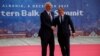 Kryeministri i Shqipërisë, Edi Rama (majtas), dhe komisionari i BE-së për Fqinjësi dhe Zgjerim, Oliver Varhelyi, në Tiranë, më 6 dhjetor 2022.