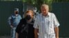 Părinții lui Aleksei Navalnîi părăsind tribunalul din colonia penală IK-6 unde se judecă noul proces intentat fiului lor, regiunea Vladimir, 19 iunie 2023