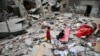 Palestinska djeca u ruševinama kuće nakon izraelskog napada, Rafah, u južnom pojasu Gaze, 27. aprila 2024.