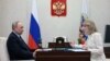 Președintele rus Vladimir Putin (stânga) se întâlnește cu Maria Lvova-Belova, comisarul rus pentru drepturile copilului, la reședința de stat Novo-Ogariovo, în apropierea Moscovei, pe 16 februarie. 