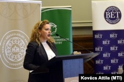 Horváth Bianka előad egy konferencián a Nemzeti Közszolgálati Egyetemen 2022. március 29-én