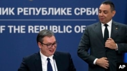 Сръбският президент Александър Вучич (вляво) и бившият вътрешен министър на Сърбия Александър Вулин, по време на пресконференция за обявяване на "изключително изгодна" сделка с Русия за доставка на природен газ, май 2022 г.