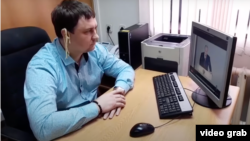 "Nu voi renunța niciodată la opiniile, acțiunile sau convingerile mele", a declarat deputatul regional rus Mihail Abdalkin, care a fost amendat pentru o înregistrare video în care a ironizat discursul lui Putin despre starea națiunii, purtând tăiței la urechi.