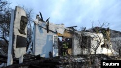 Vatrogasci na mjestu muzeja posvećenog Romanu Šuheviču, vođi Ukrajinske pobunjeničke armije (UPA), koji je uništen u napadu ruske bespilotne letjelice, u Lvivu, Ukrajina, 1. januara 2024.