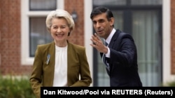 Premierul Marii Britanii, Rishi Sunak, o întâmpină, la Londra, pe președinta Comisiei Europene, Ursula von der Leyen. 27 februarie 2023.