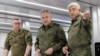 Міністр оборони РФ Сергій Шойгу (у центрі) під час перевірки передового пункту управління одного із об'єднань Західного угруповання військ РФ