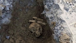 Mjeku që fshehu eshtrat e viktimave të Srebrenicës në oborr, vazhdon të punojë