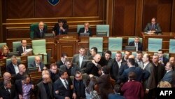 Albin Kurti, tani kryeministër i Kosovës, duke sulmuar me sprej piperi Isa Mustafën, i cili në vitin 2015 ishte kryeministër i Kosovës.