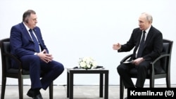Presidenti i Republikës Sërpska në Bosnjë e Hercegovinë, Millorad Dodik (majtas) takohet me presidentin rus, Vladimir Putin, në Kazan, Rusi, 21 shkurt 2024. 