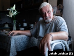Valeriy, 70 vjeç, ulur në kuzhinën e tij në orën 5 të mëngjesit.
