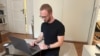 Andrej Hnyot belarusz újságíró és aktivista június 14-én bérelt belgrádi lakásában, ahol házi őrizetben van, amíg döntés nem születik esetleges kiadatásáról Belarusznak