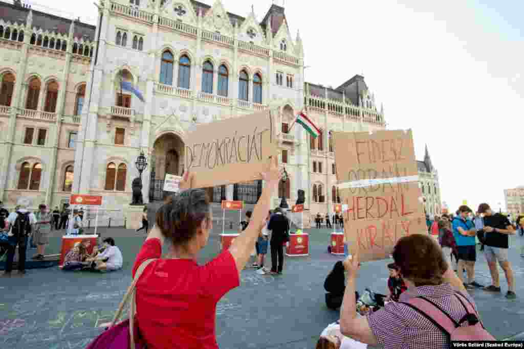 A nagyjából száz demonstráló csalódottan vette tudomásul, hogy a javaslatból törvény született. A minősített többséget igénylő részeket 134 igen és 60 nem szavazattal, tartózkodás nélkül fogadta el az Országgyűlés, míg az egyszerű többséget igénylő részeket 136 igen és 58 nem szavazattal, tartózkodás nélkül hagyták jóvá